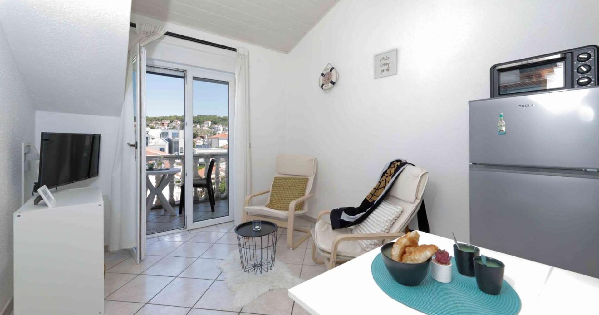 Apartments Lovric โตรกีร์ ภายนอก รูปภาพ