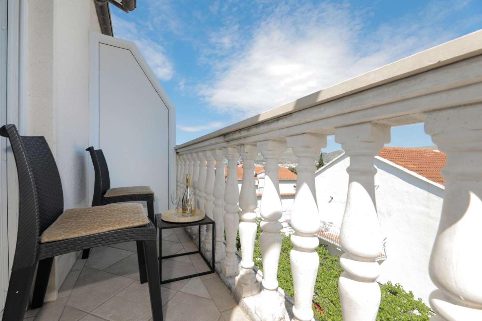 Apartments Lovric โตรกีร์ ภายนอก รูปภาพ