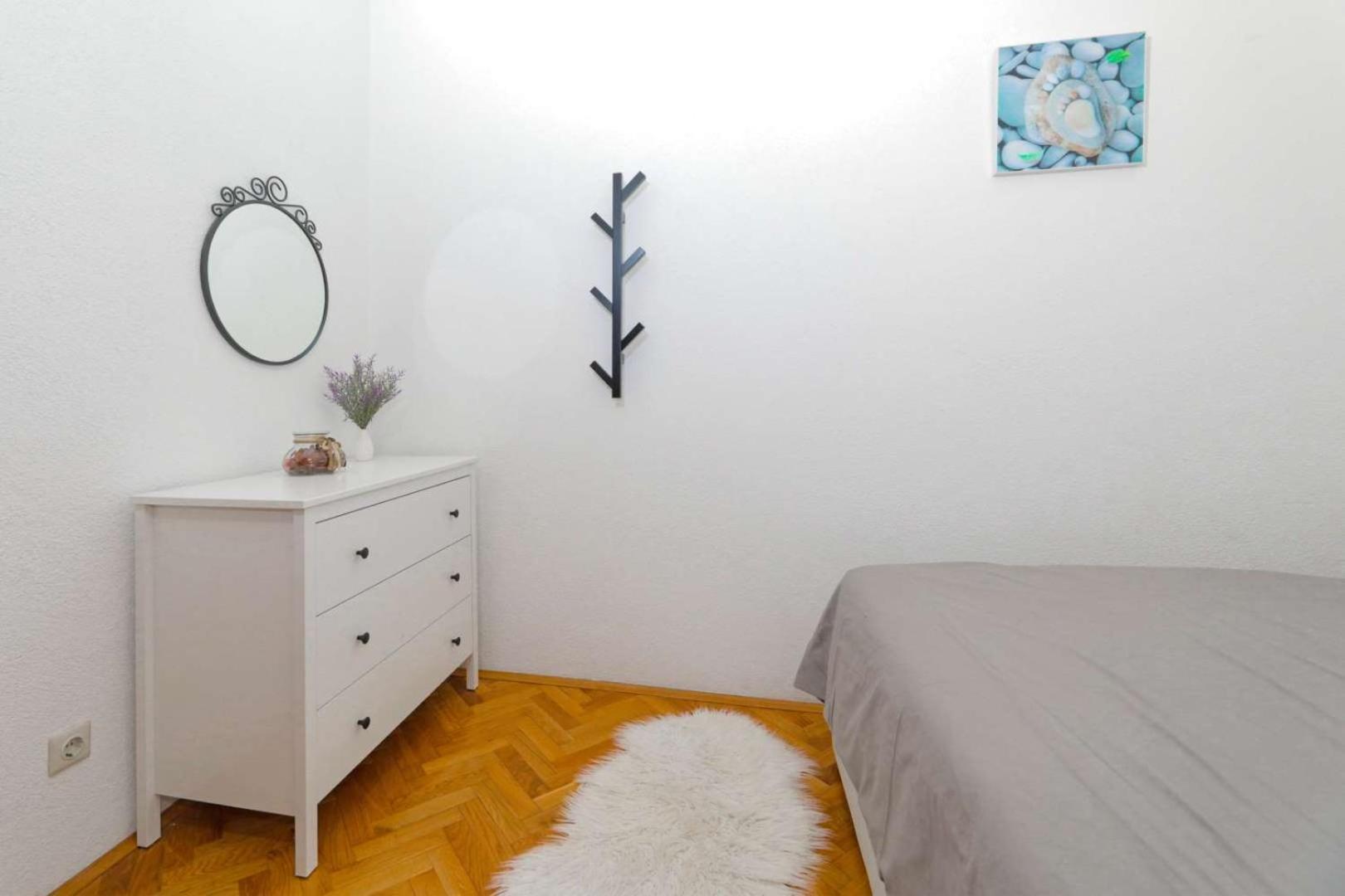 Apartments Lovric โตรกีร์ ภายนอก รูปภาพ