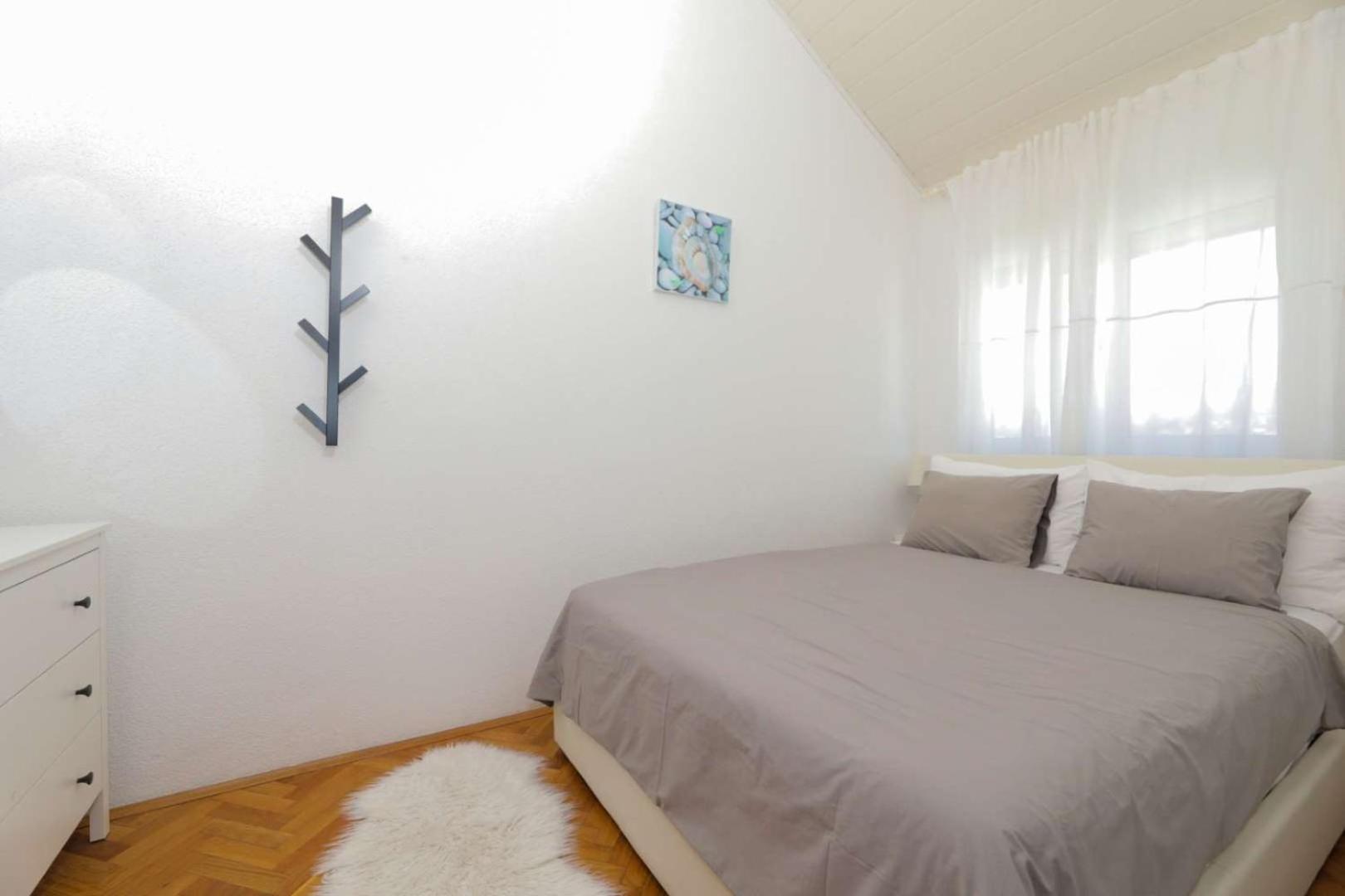 Apartments Lovric โตรกีร์ ภายนอก รูปภาพ