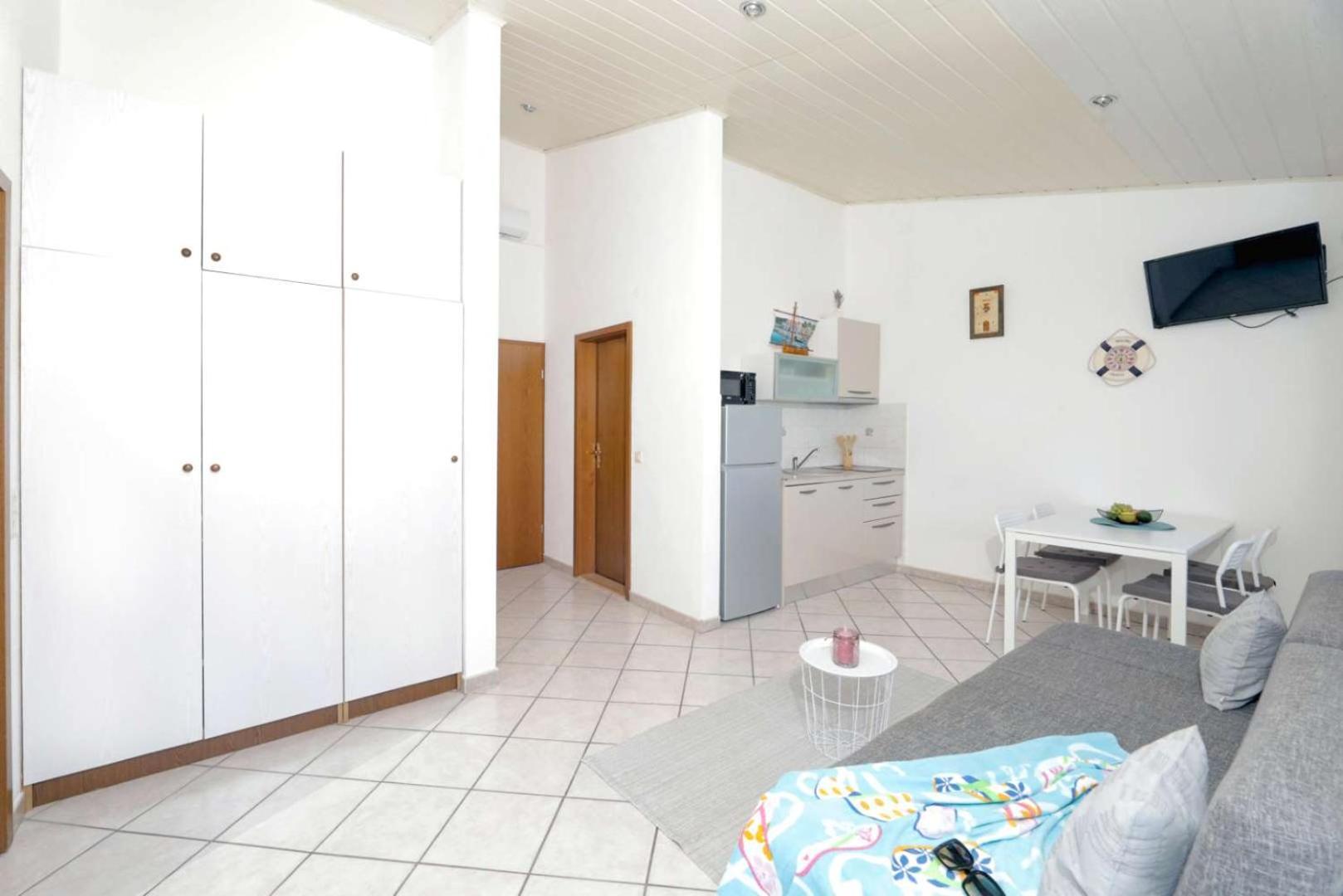 Apartments Lovric โตรกีร์ ภายนอก รูปภาพ